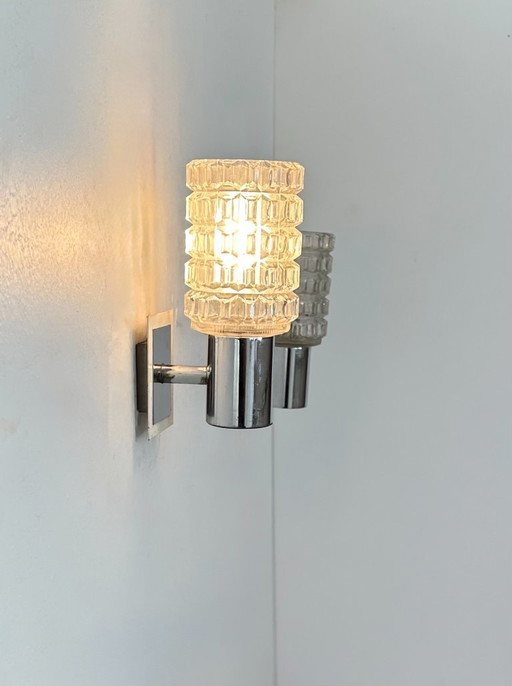 Paire d'appliques vintage, métal chromé et verre moulé pressé, Italie, 1970