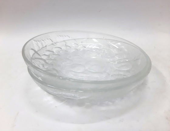 Image 1 of Dos platos de postre de vidrio prensado con estampado de frutas