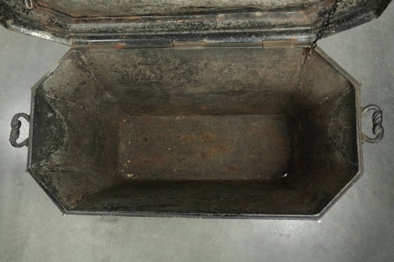 Elegant antique coal/hearth bin in Chinoiserie style from the 19th century with beautiful accents and brass (photo 9 of 16)