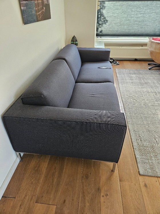 Design on Stock Aikon, 3,5 posti, Divani 3 posti, Tessile, Metallo, Grigio, Modern (foto 4 di 5)