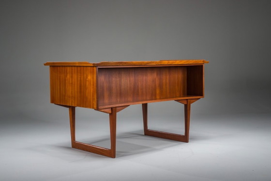 Image 1 of Freistehender dänischer Teak-Schreibtisch aus der Mitte des 20. Jahrhunderts mit erhöhter Kante, 1960er Jahre
