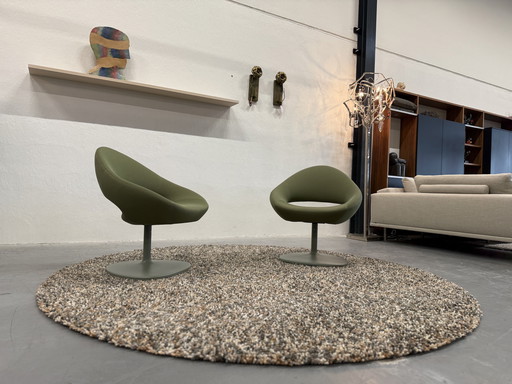2 chaises pivotantes Artifort Shark Kvadrat tissu vert