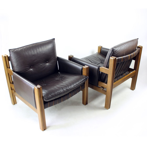 Image 1 of Bruine leren en walnoten lounge stoelen van TON, Tsjecho-Slowakije, set van 2