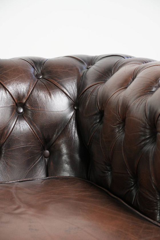 Image 1 of Sofá Chesterfield de 3 plazas de piel de vaca marrón, de estilo inglés, con hermosos detalles.