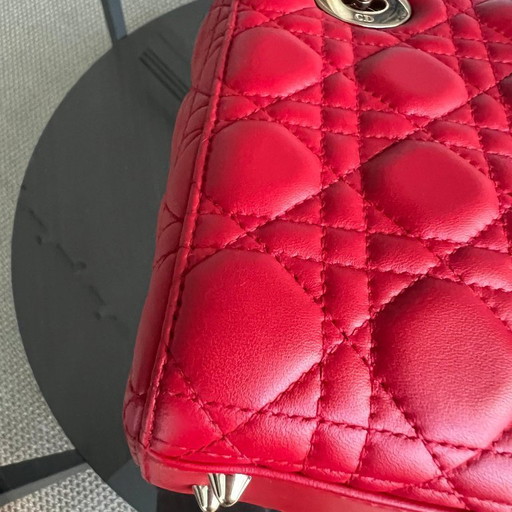 DIOR LADY SMALL FLAP - PELLE DI AGNELLO CANNAGE ROSSO CON DETTAGLI ORO