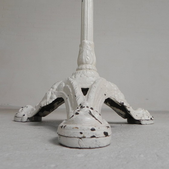 Image 1 of Mesa de bistró con patas de hierro fundido y tablero de mármol, década de 1920.