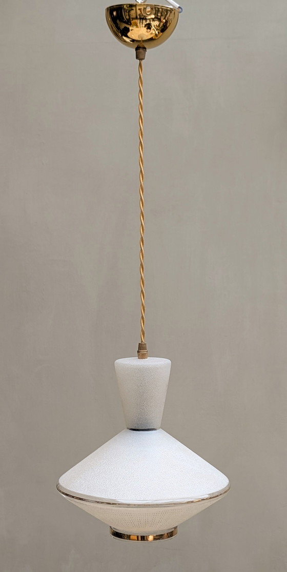 Image 1 of Lampada a sospensione francese in vetro satinato degli anni '60