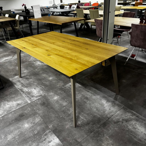 V2009 - 3 – Bert Plantagie, eettafels