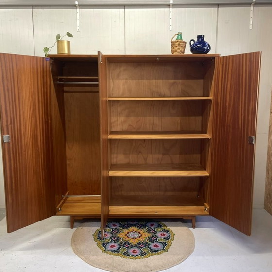 Image 1 of Armoire vintage élégante du milieu du siècle, à 3 portes, avec penderie et étagères, amovible