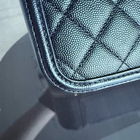 Image 1 of Chanel Filigraan Toilettas Medium - Caviar Gewatteerd Kalfsleer met Korrelnerf Zwart Goudkleurige Hardware Serie 27