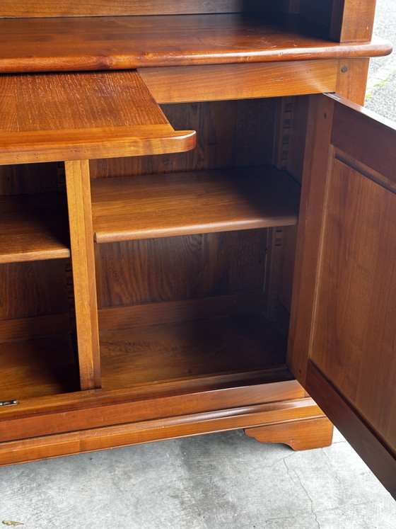 Image 1 of Libreria in legno massello di ciliegio con piano di scrittura scorrevole - manifattura del XX secolo