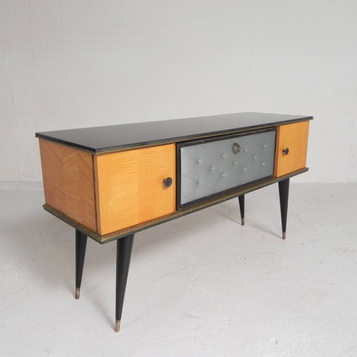 Aparador antiguo con patas cónicas, década de 1950.