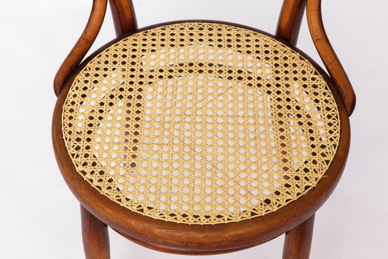 Image 1 of Silla Thonet n.° 14 antigua: emblemática silla de madera curvada con asiento de caña de las cafeterías vienesas.