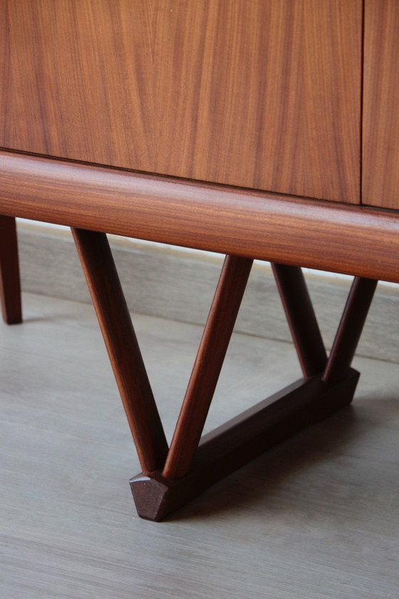 Image 1 of Elliotts of Newbury Low Dressoir: een icoon van mid-century design in teakhout