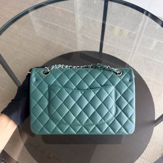 Image 1 of Bolso Chanel Classic Flap mediano - 25 cm, piel de cordero acolchada, verde oliva, azul, herrajes plateados, Serie 26