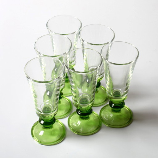 Juego de 6 copas de jerez vintage verdes con pie / Copas de licor raras de mediados de siglo / Italia / (photo 2 of 9)