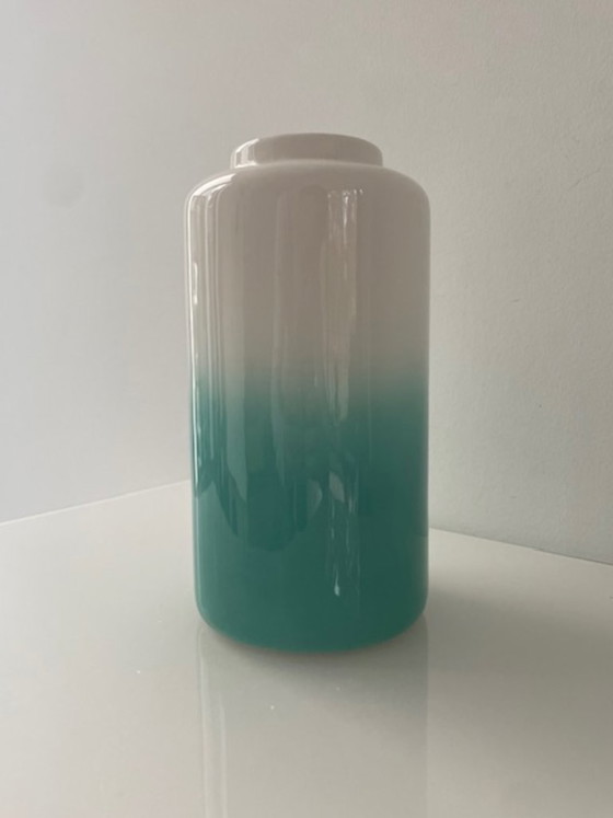 Keramikvase mit Ombré-Effekt in Weiß und Türkis, Vasen, Modern (Foto 6 von 11)