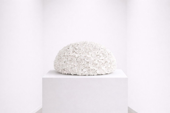 Image 1 of Witte, handgemaakte hortensia bloemsculptuur - Groot botanisch kunstwerk dat de aandacht trekt.