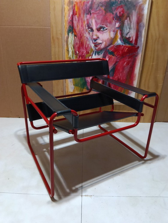 Image 1 of Bolso Knoll Wassily B3 rojo mate, nuevo-usado, en piel negra, de Marcel Breuer.