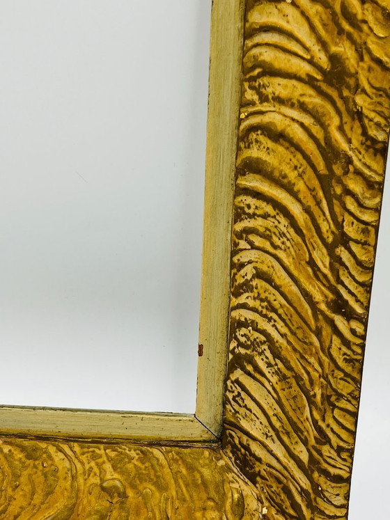 Image 1 of Vintage, gesneden houten lijst met een gouden afwerking.