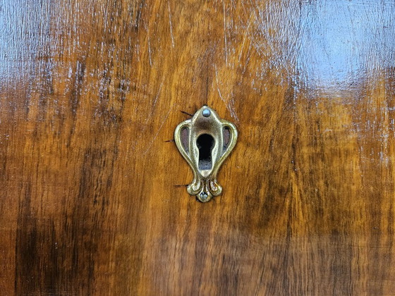 Image 1 of Kommode im Art-Déco-Stil aus Mahagoni-Maserholz mit lackierten Profilen