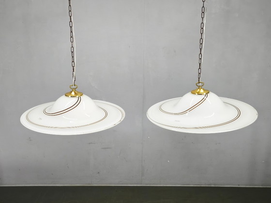 Paar Italiaanse Murano opaalglas en messing hanglampen uit de jaren 70 – Kroonluchters (photo 10 of 15)