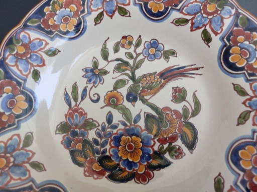 Un plato de pared policromado Royal Tichelaar Makkum pintado a mano de época.