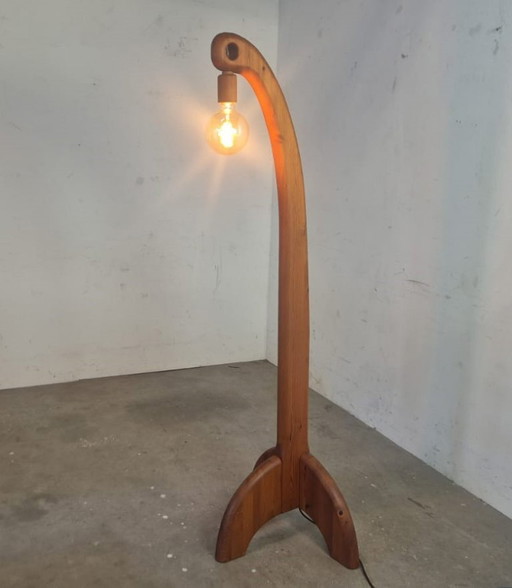 Lampadaire brutaliste en chêne