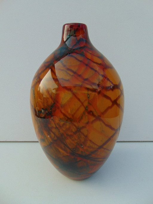 Dekorative Glasvase in Erdtönen