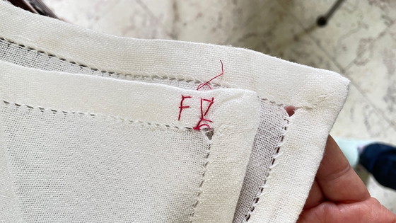 Image 1 of Nappe brodée + 12 Serviettes vintage