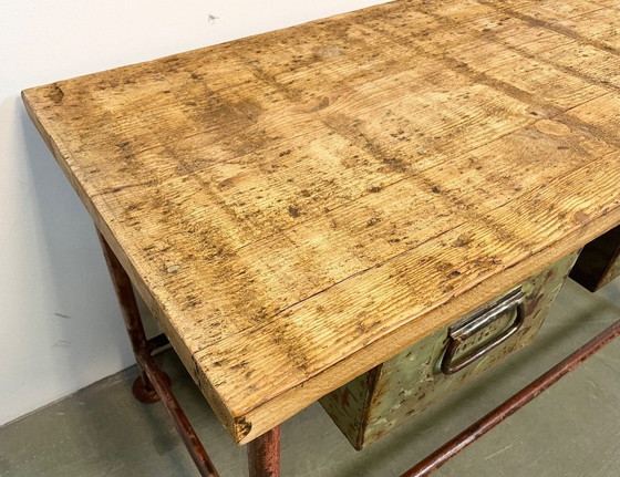 Image 1 of Table de travail industrielle rouge avec deux tiroirs en fer vert, années 1960