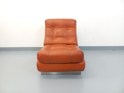 Vintage Roche Bobois-fauteuil in chroom en tegelkleurig leer uit de jaren 70.