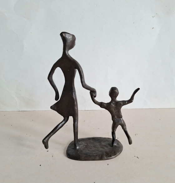 Bodrul Khalique, artista visual. Figurilla de bronce que representa a una madre y su hijo. Año 1978. (photo 6 of 8)