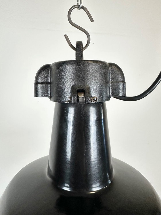 Image 1 of Industrielle Fabriklampe aus schwarzem Emaille mit gusseisernem Aufsatz, 1960er Jahre