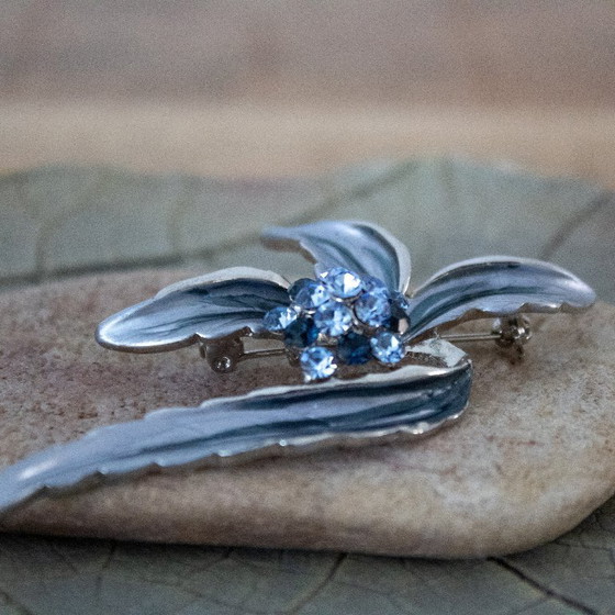 Image 1 of Spilla vintage a forma di fiore smaltato con strass blu