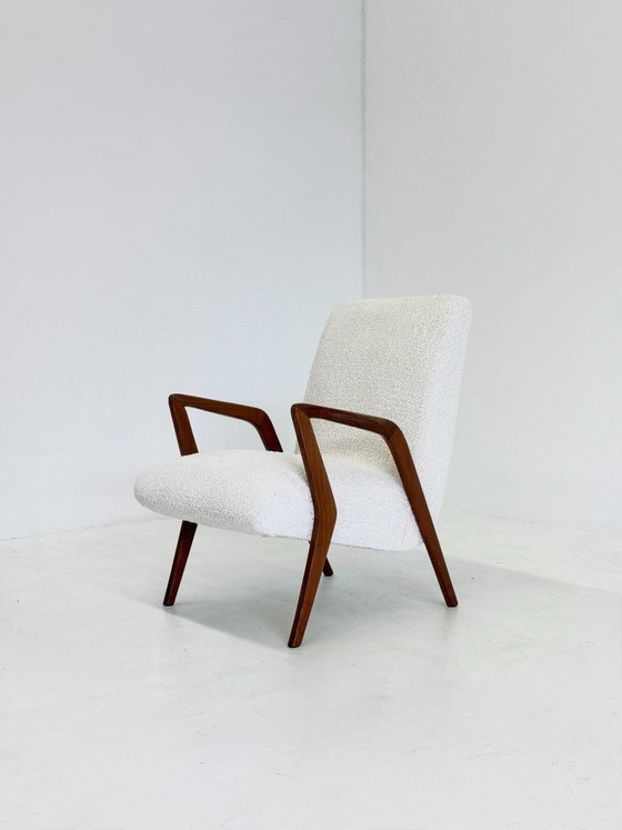 Image 1 of Sillón italiano de mediados de siglo hecho de madera de cerezo con bouclé blanco