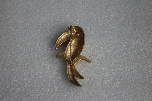 Grote vintage emaille broche in de vorm van een toekan met strassversiering.