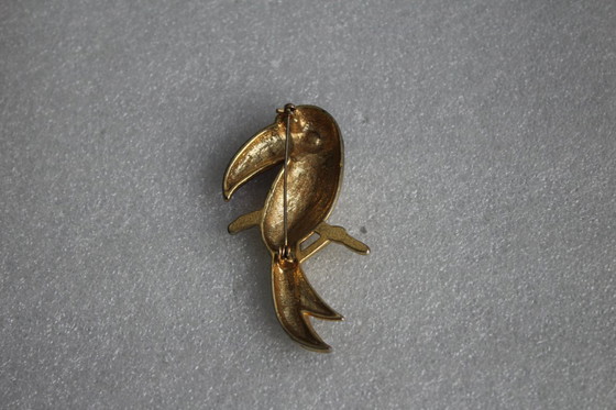 Image 1 of Grande spilla vintage in smalto a forma di tucano con decorazioni di strass.