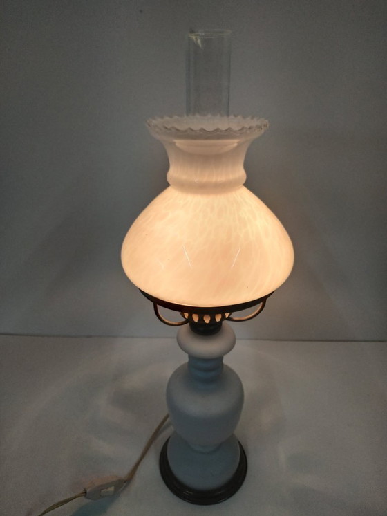 Image 1 of Lampe à huile ancienne vintage en verre opale (convertie).