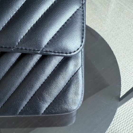 Image 1 of Borsa Chanel Classic Flap Medium - 25 cm in pelle di agnello con motivo chevron, nera, con finiture dorate, serie 23