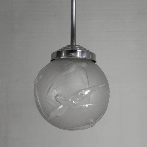 Suspension Art Déco avec globe en verre gravé orné de plusieurs oiseaux et hirondelles, années 1930