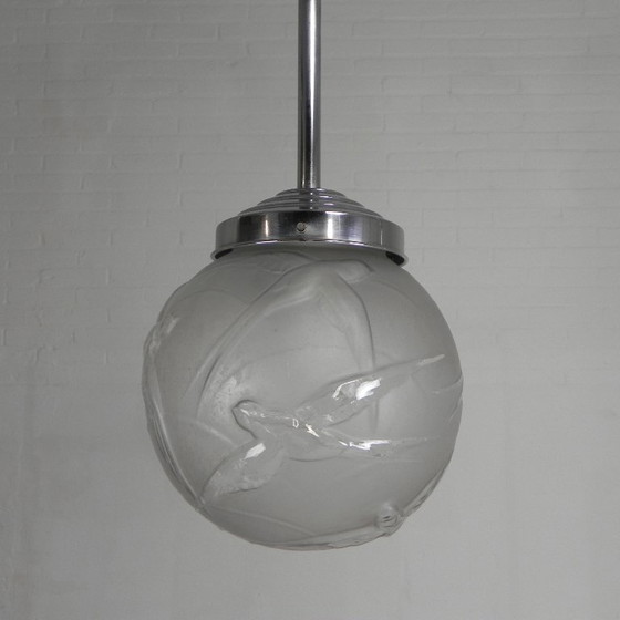 Image 1 of Art Deco hanglamp met geetste glazen bol met meerdere vogels, zwaluwen, jaren 30