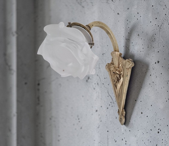 Image 1 of Jugendstil-Wandleuchte aus vergoldeter Bronze – Tulpenförmiger Schirm aus mattiertem Glas – Um 1900