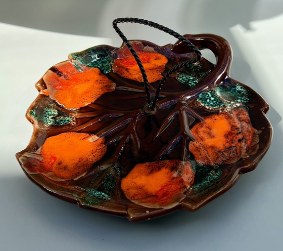 Image 1 of Plat mural ou de service vintage en forme de feuille avec poignée en métal – années 1960