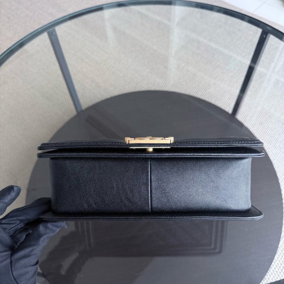 Image 1 of Chanel Boy Medim - Caviar 25CM generfd kalfsleer Chevron Zwart Goudkleurige hardware Serie 26
