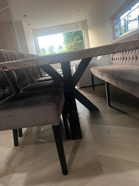 Image 1 of Beautiful solid oak dining table in good condition