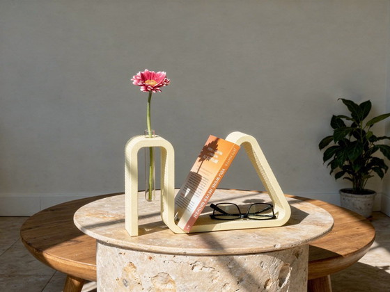 Image 1 of Présentoir à livres imprimé en 3D avec porte-lunettes et vase pour tubes à essai – PLA jaune coquille d'œuf