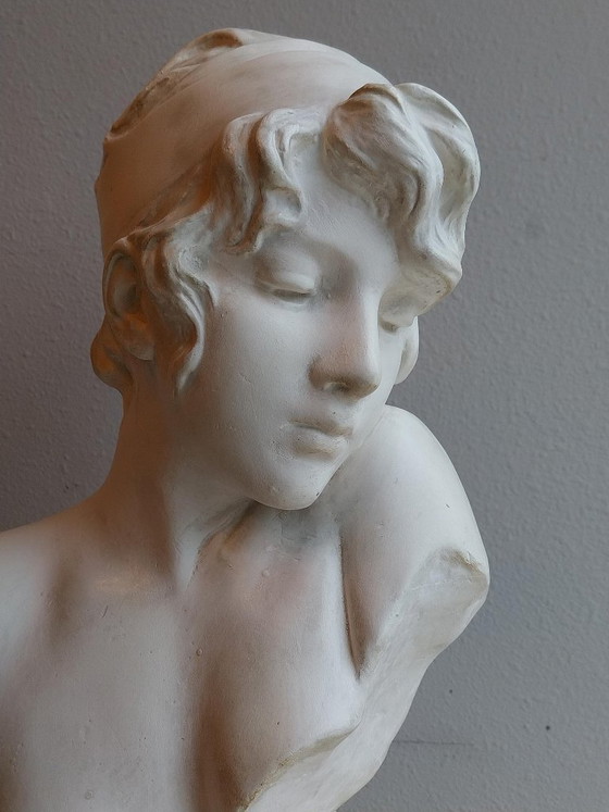 Buste classique en plâtre jeune femme, Sculptures, Autre, Blanc, Klassiek (photo 2 sur 8)