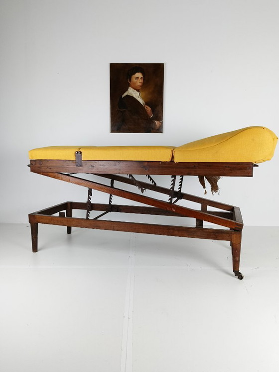 Image 1 of Cama de hospital militar inglesa antigua