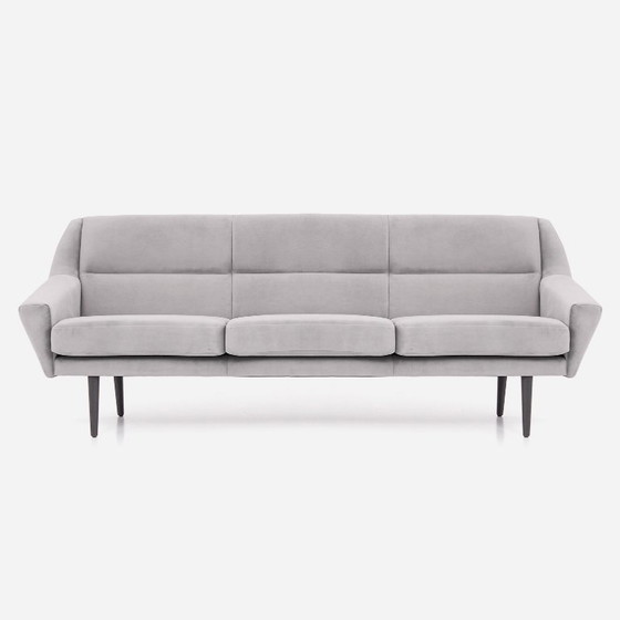 Image 1 of Divano SKAGEN in velluto argento, design scandinavo